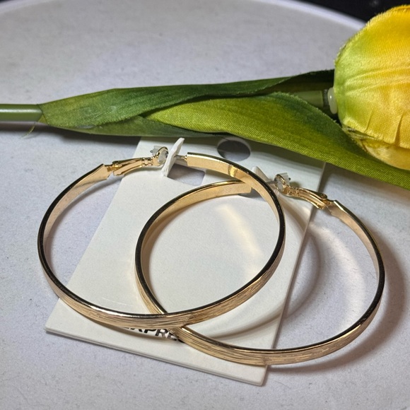EXPRESS Gold Tone Textured Hoop Earnings - Picture 3 of 7